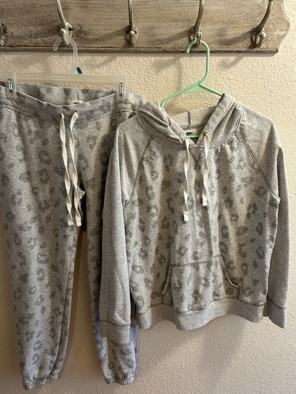 Women’s Old Navy Sweatsuit * read description